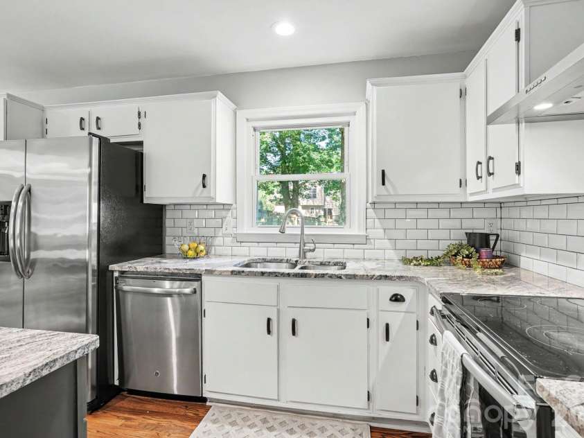 7316 Thorncliff Drive, Charlotte, NC 28210.  MLS# CAR4415912, YatesRealty ID 46199. 