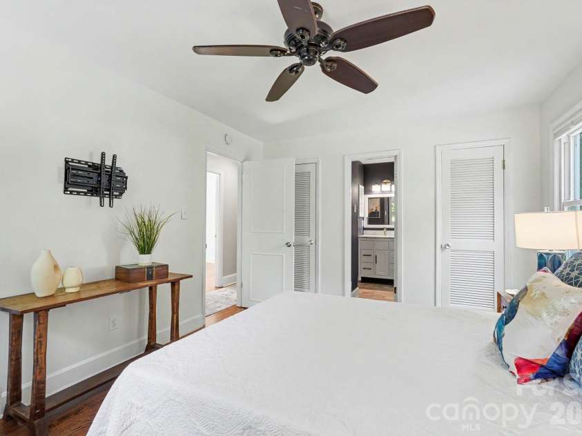 7316 Thorncliff Drive, Charlotte, NC 28210.  MLS# CAR4415912, YatesRealty ID 46199. 