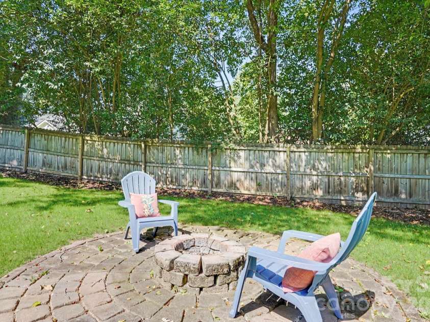 7316 Thorncliff Drive, Charlotte, NC 28210.  MLS# CAR4415912, YatesRealty ID 46199. 