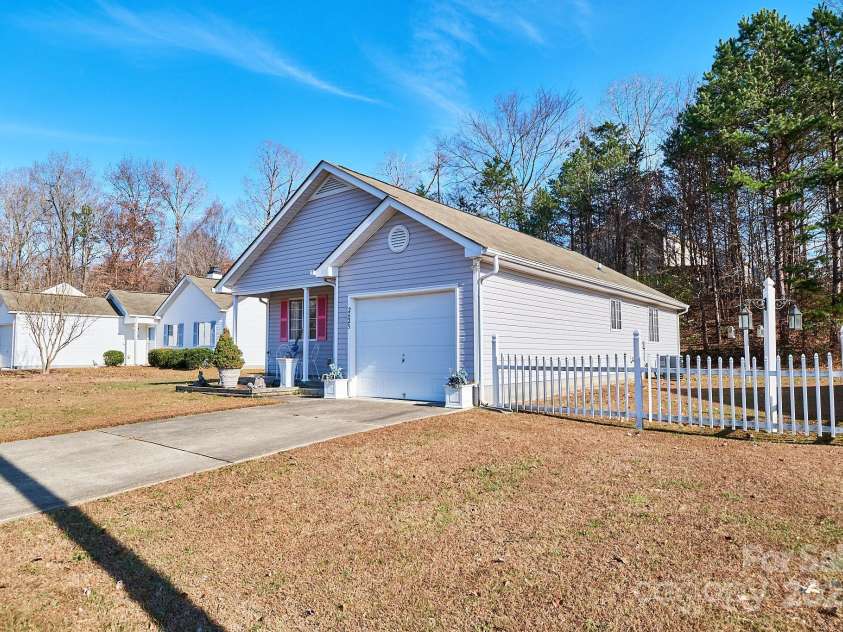 2625 Stratford Lake Road, Winston Salem, NC 27103.  MLS# CAR4327195, YatesRealty ID 462. 