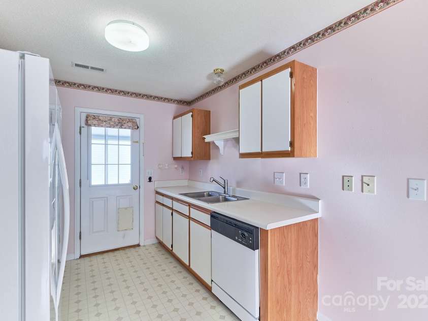 2625 Stratford Lake Road, Winston Salem, NC 27103.  MLS# CAR4327195, YatesRealty ID 462. 