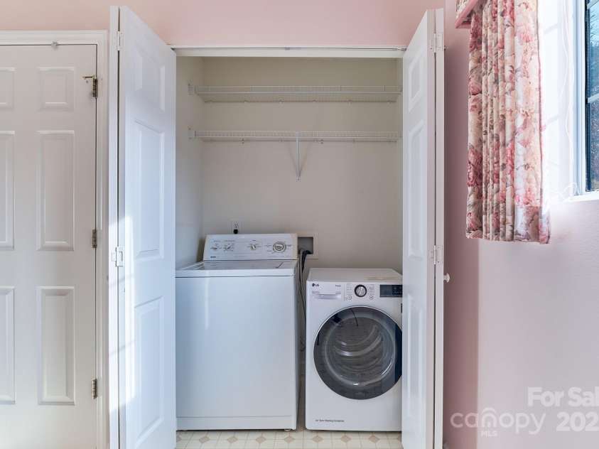 2625 Stratford Lake Road, Winston Salem, NC 27103.  MLS# CAR4327195, YatesRealty ID 462. 