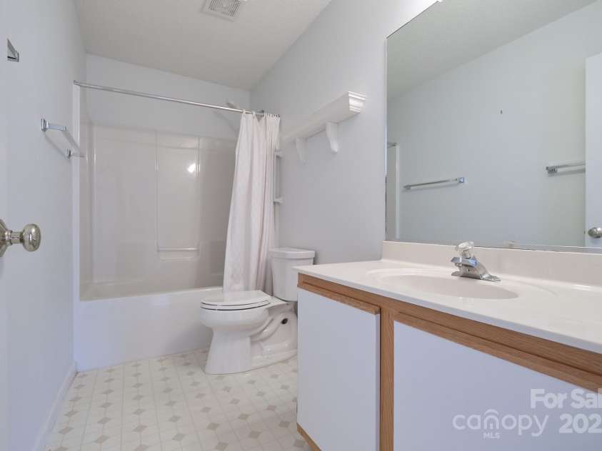 2625 Stratford Lake Road, Winston Salem, NC 27103.  MLS# CAR4327195, YatesRealty ID 462. 