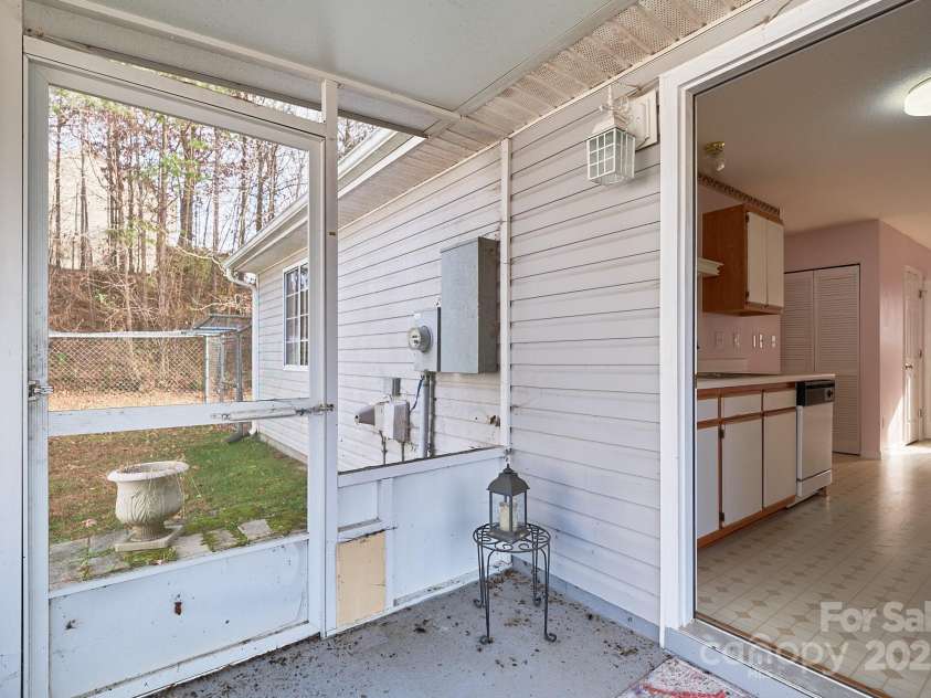 2625 Stratford Lake Road, Winston Salem, NC 27103.  MLS# CAR4327195, YatesRealty ID 462. 