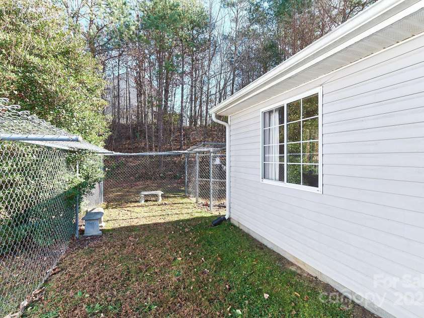 2625 Stratford Lake Road, Winston Salem, NC 27103.  MLS# CAR4327195, YatesRealty ID 462. 