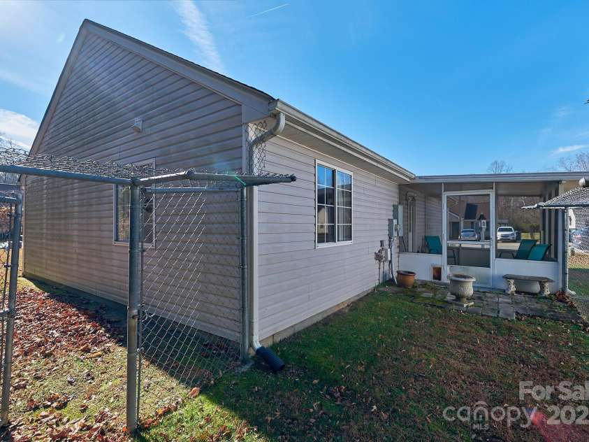 2625 Stratford Lake Road, Winston Salem, NC 27103.  MLS# CAR4327195, YatesRealty ID 462. 