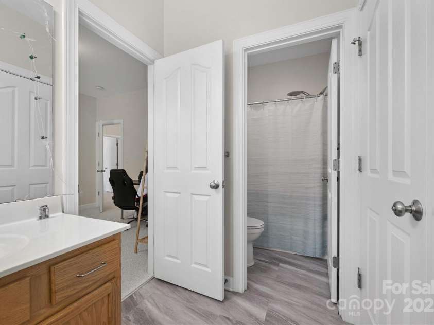 10418 Goosefoot Court, Concord, NC 28027.  MLS# CAR4283237, YatesRealty ID 4620. Jack & Jill Bath between Bedroom 4 & 5