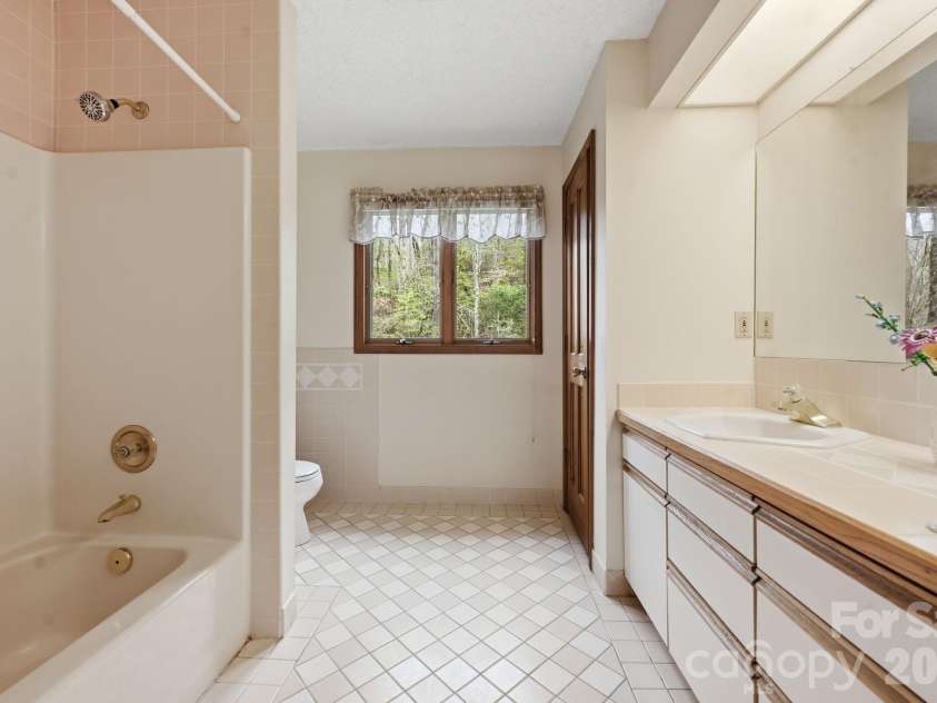 652 Shepherds Creek Road, Robbinsville, NC 28771.  MLS# CAR4358590, YatesRealty ID 4620. 