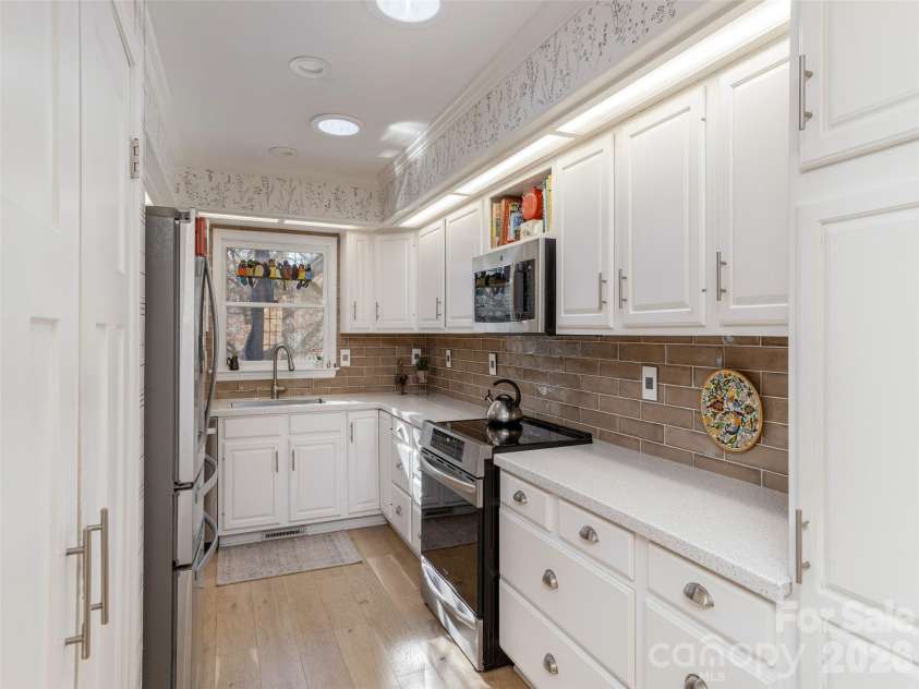 128 Camellia Way, Hendersonville, NC 28739.  MLS# CAR4333038, YatesRealty ID 4622. 