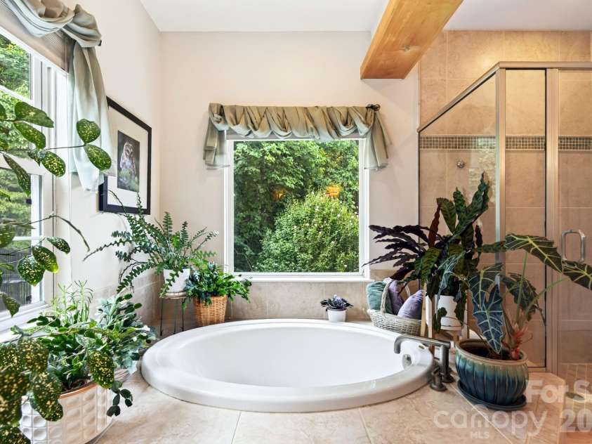 92 Lindon Cove Road, Candler, NC 28715.  MLS# CAR4415627, YatesRealty ID 46224. Garden Tub