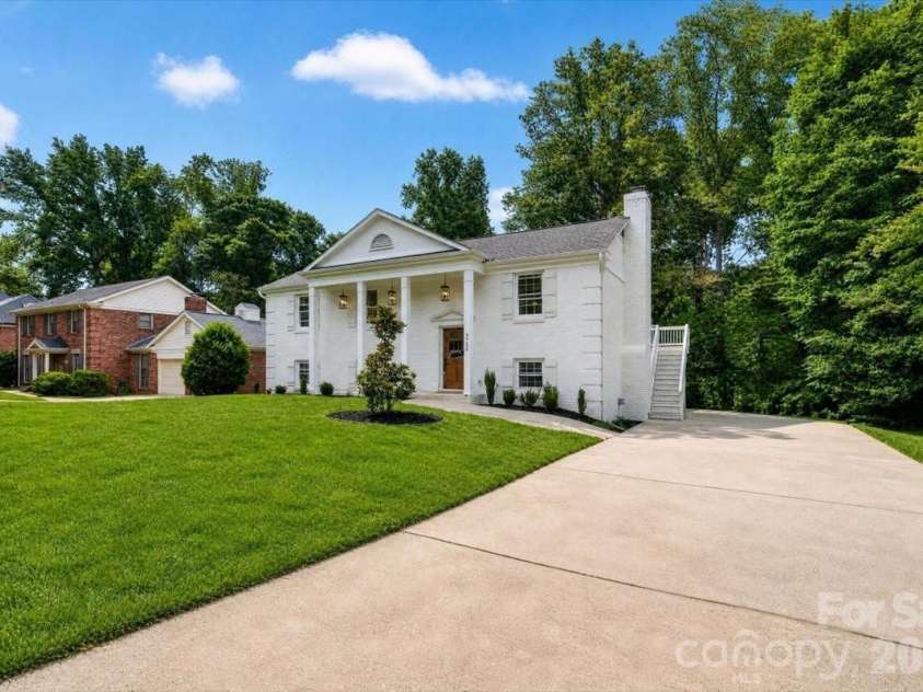 4752 Autumn Leaf Lane, Charlotte, NC 28277.  MLS# CAR4408724, YatesRealty ID 46226. 