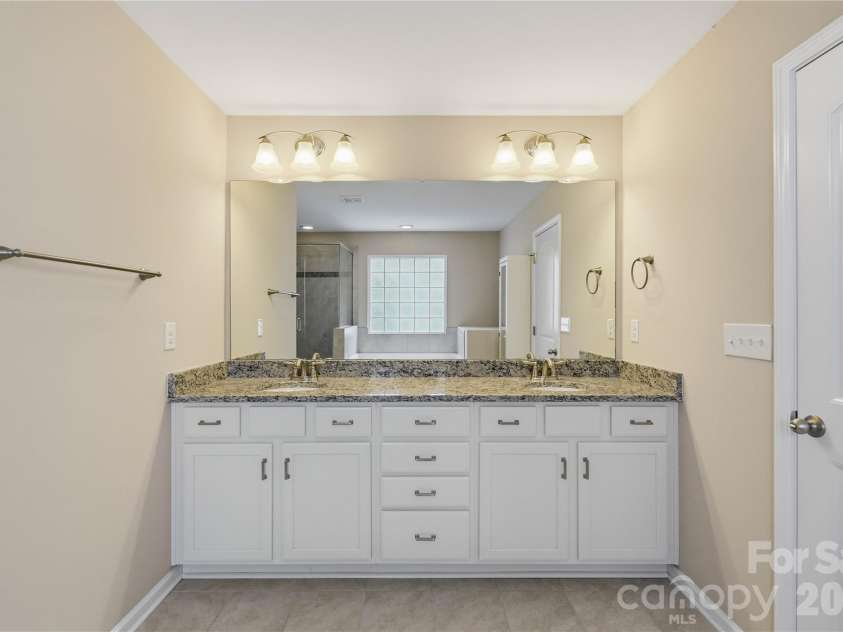 10817 Bere Island Drive, Charlotte, NC 28278.  MLS# CAR4410696, YatesRealty ID 46227. 