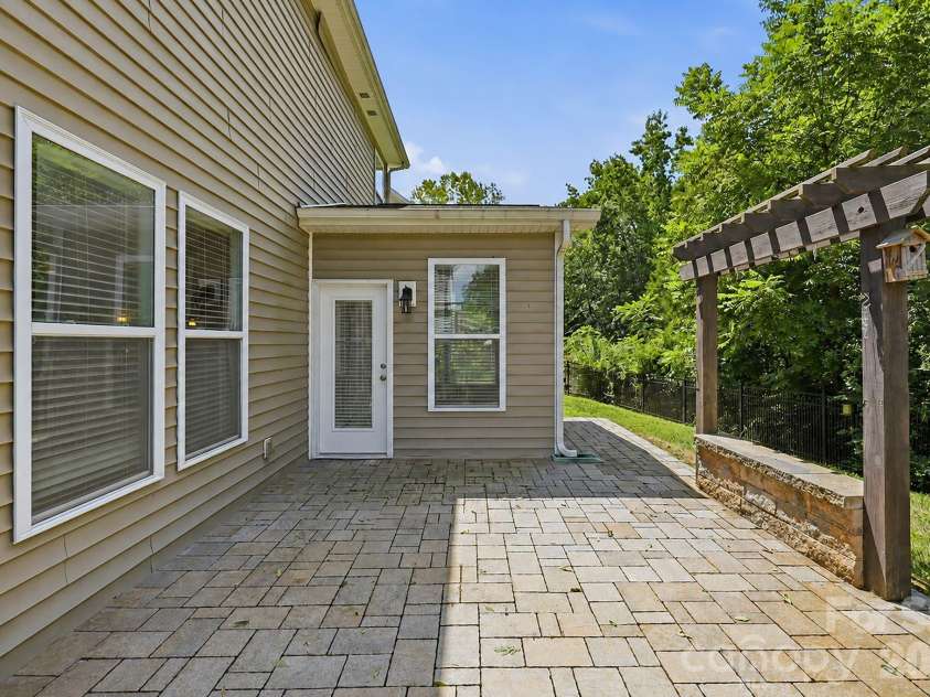 10817 Bere Island Drive, Charlotte, NC 28278.  MLS# CAR4410696, YatesRealty ID 46227. 
