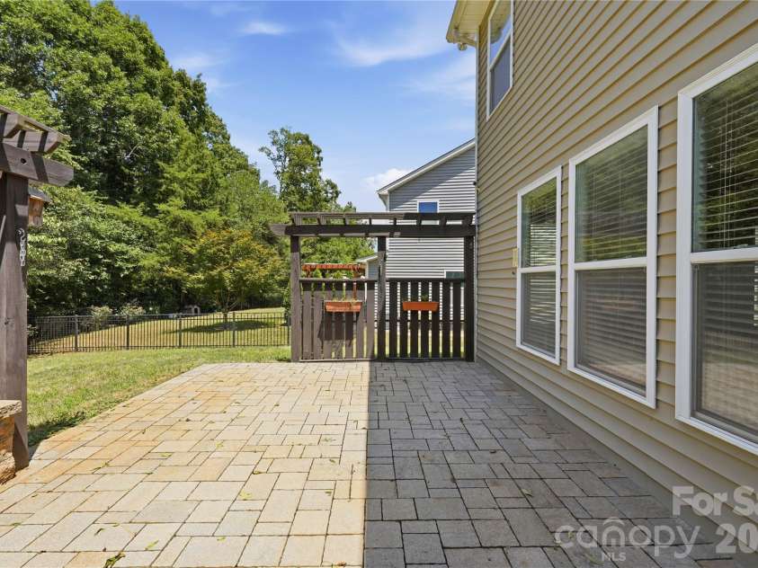 10817 Bere Island Drive, Charlotte, NC 28278.  MLS# CAR4410696, YatesRealty ID 46227. 