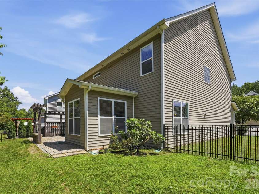 10817 Bere Island Drive, Charlotte, NC 28278.  MLS# CAR4410696, YatesRealty ID 46227. 