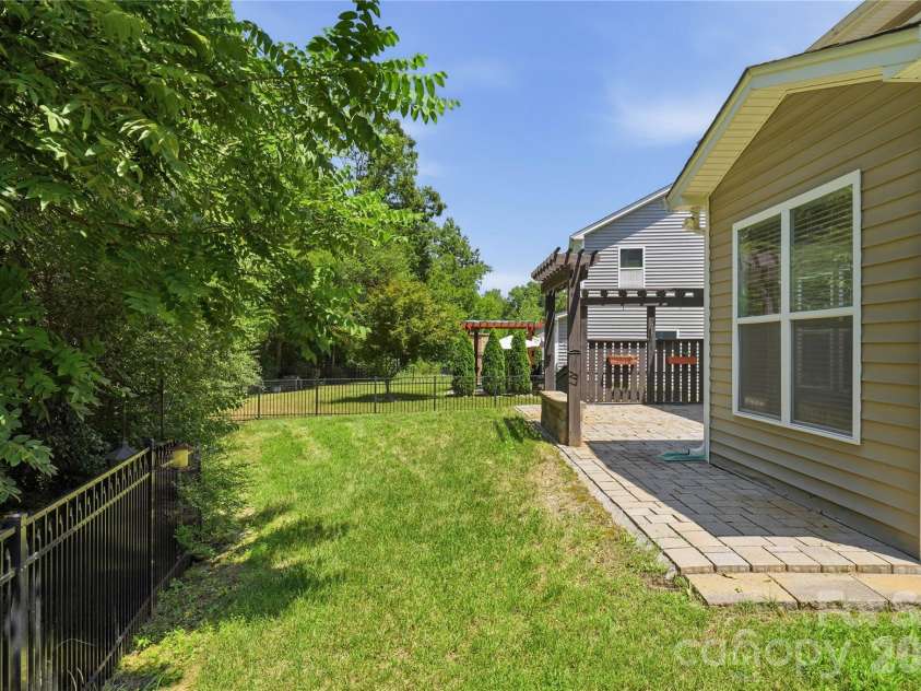 10817 Bere Island Drive, Charlotte, NC 28278.  MLS# CAR4410696, YatesRealty ID 46227. 