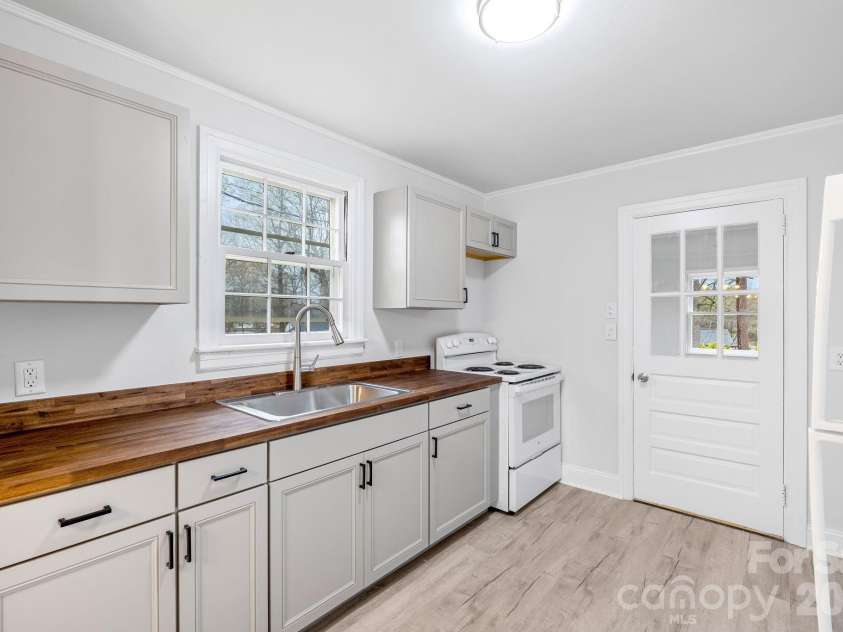414 Ridge Street, Stanley, NC 28164.  MLS# CAR4359082, YatesRealty ID 4623. 