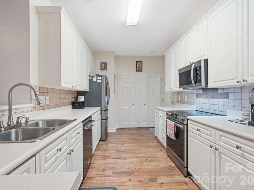 13323 Mint Lake Drive, Matthews, NC 28105.  MLS# CAR4413273, YatesRealty ID 46232. 
