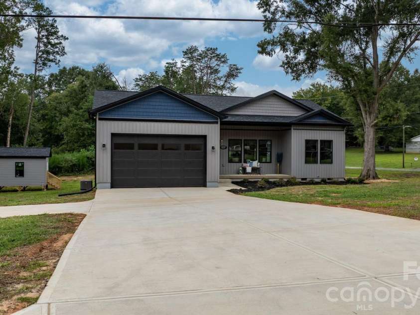 2237 Ashwood Street, Maiden, NC 28650.  MLS# CAR4413155, YatesRealty ID 46233. Ample driveway with turn-around