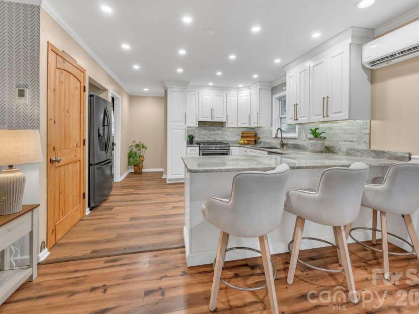 426 Meadowood Lane, Burnsville, NC 28714.  MLS# CAR4412082, YatesRealty ID 46234. Bright Breakfast Bar