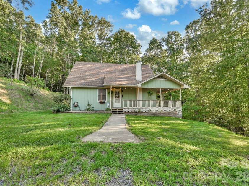 426 Meadowood Lane, Burnsville, NC 28714.  MLS# CAR4412082, YatesRealty ID 46234. Inviting Front Entrance