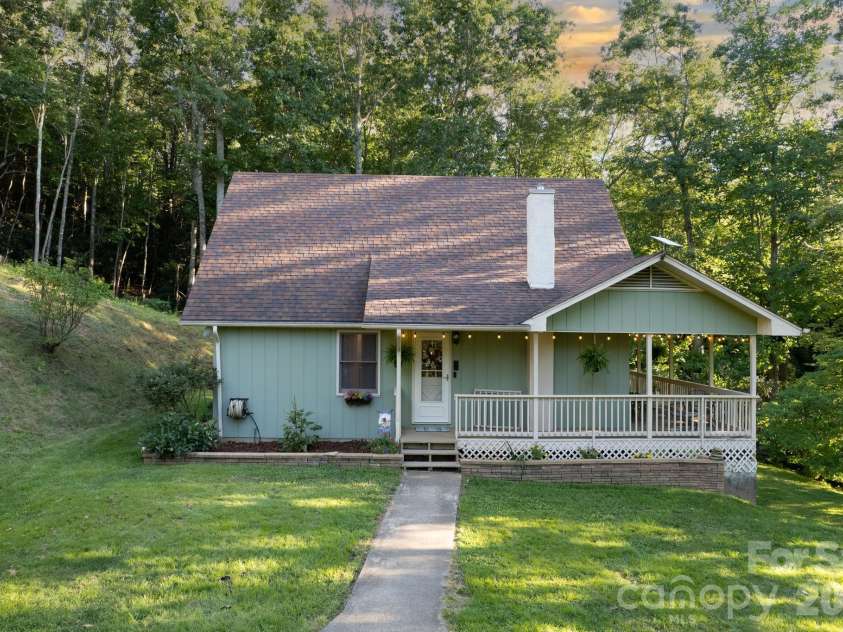 426 Meadowood Lane, Burnsville, NC 28714.  MLS# CAR4412082, YatesRealty ID 46234. Inviting Front Entry