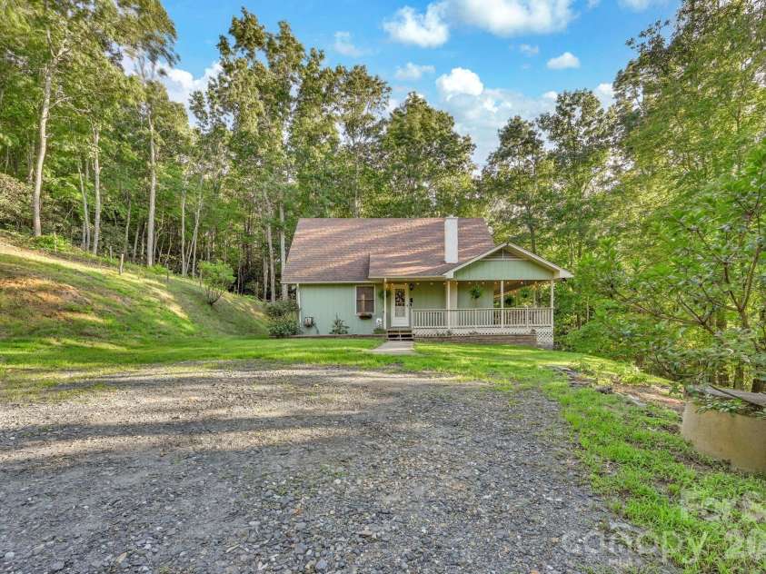 426 Meadowood Lane, Burnsville, NC 28714.  MLS# CAR4412082, YatesRealty ID 46234. Large Front Yard