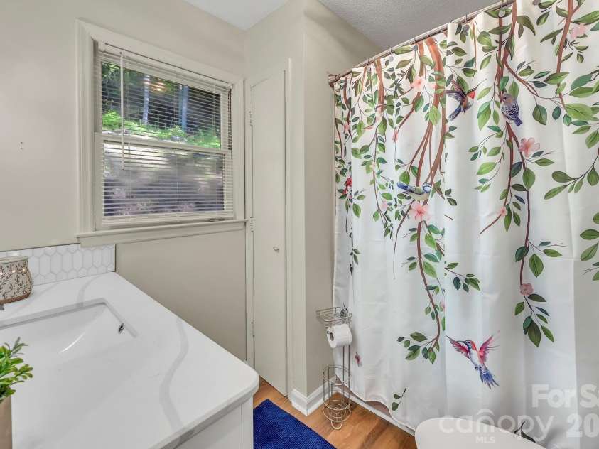 426 Meadowood Lane, Burnsville, NC 28714.  MLS# CAR4412082, YatesRealty ID 46234. Main Level Full Bath
