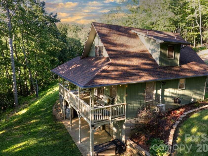 426 Meadowood Lane, Burnsville, NC 28714.  MLS# CAR4412082, YatesRealty ID 46234. Private Mountain Home