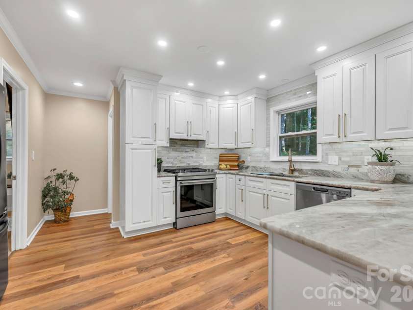 426 Meadowood Lane, Burnsville, NC 28714.  MLS# CAR4412082, YatesRealty ID 46234. Stainless Appliances -Easy Maintenance Flooring