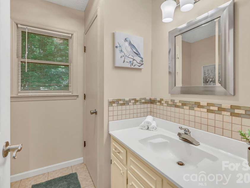 426 Meadowood Lane, Burnsville, NC 28714.  MLS# CAR4412082, YatesRealty ID 46234. Upstairs Full Bath