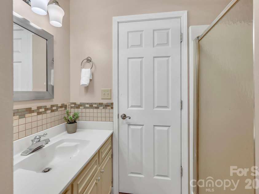 426 Meadowood Lane, Burnsville, NC 28714.  MLS# CAR4412082, YatesRealty ID 46234. Upstairs Full Bath