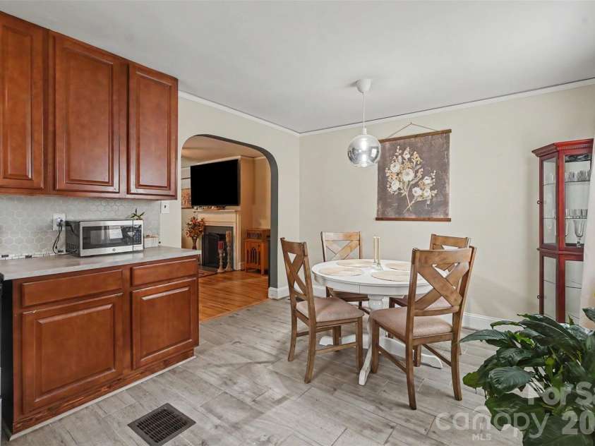 2101 Highland Street, Charlotte, NC 28208.  MLS# CAR4415249, YatesRealty ID 46237. Eat in kitchen.