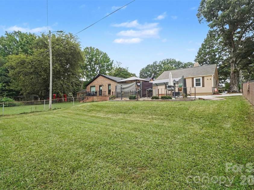 2101 Highland Street, Charlotte, NC 28208.  MLS# CAR4415249, YatesRealty ID 46237. Large bakyard.