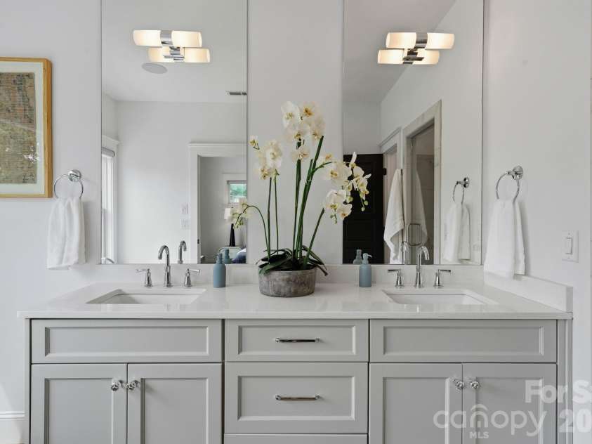 818 Ideal Way, Charlotte, NC 28203.  MLS# CAR4392342, YatesRealty ID 46239. Primary bathroom (second level)