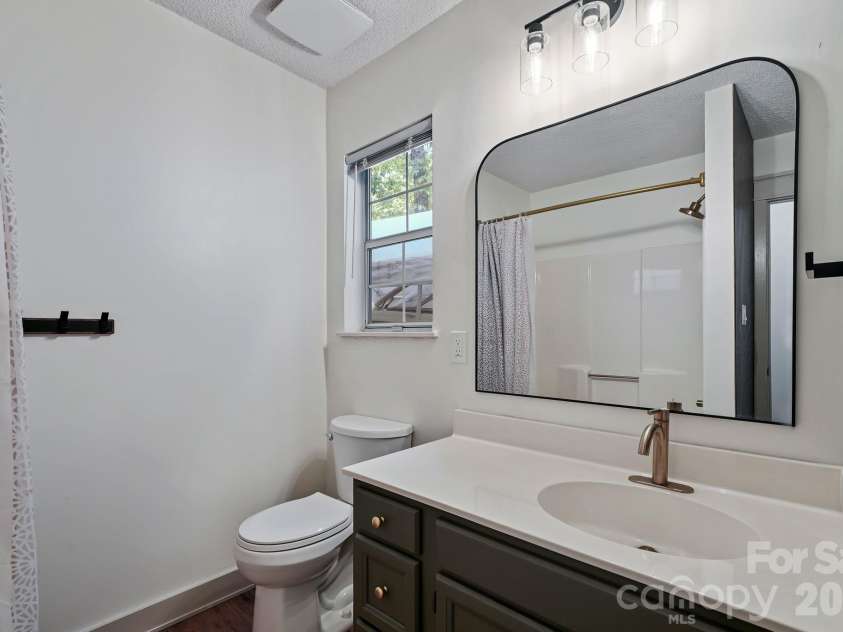206 Aurora Lane, Huntersville, NC 28078.  MLS# CAR4416179, YatesRealty ID 46240. Full bathroom