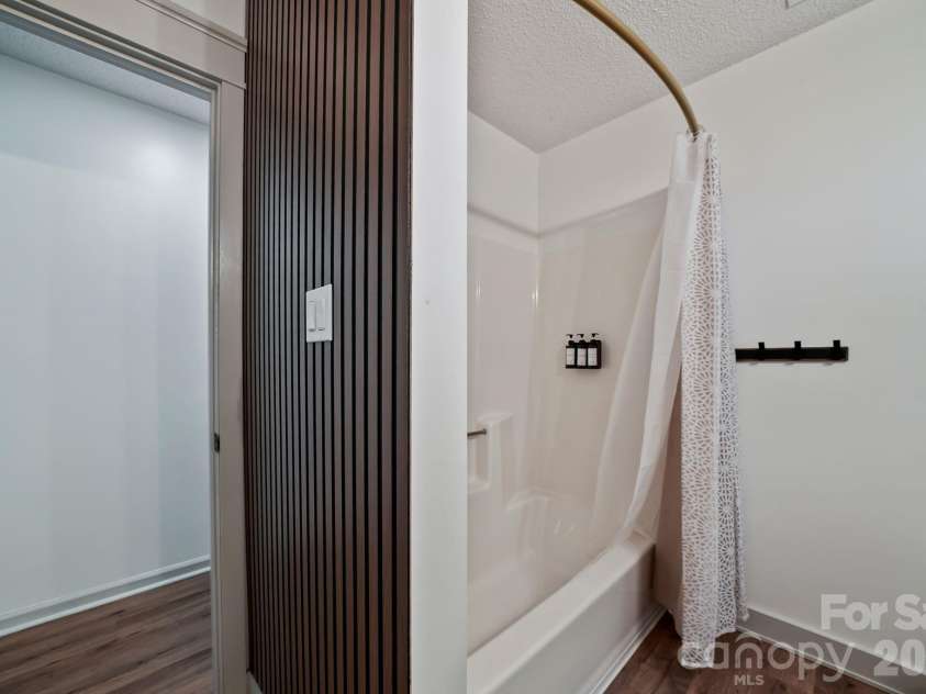 206 Aurora Lane, Huntersville, NC 28078.  MLS# CAR4416179, YatesRealty ID 46240. Full bathroom