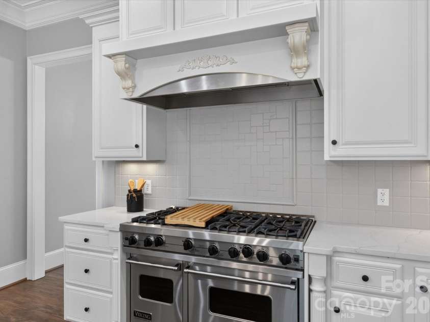 1025 Sherringham Way, Waxhaw, NC 28173.  MLS# CAR4411691, YatesRealty ID 46243. Viking 48' gas range with griddle