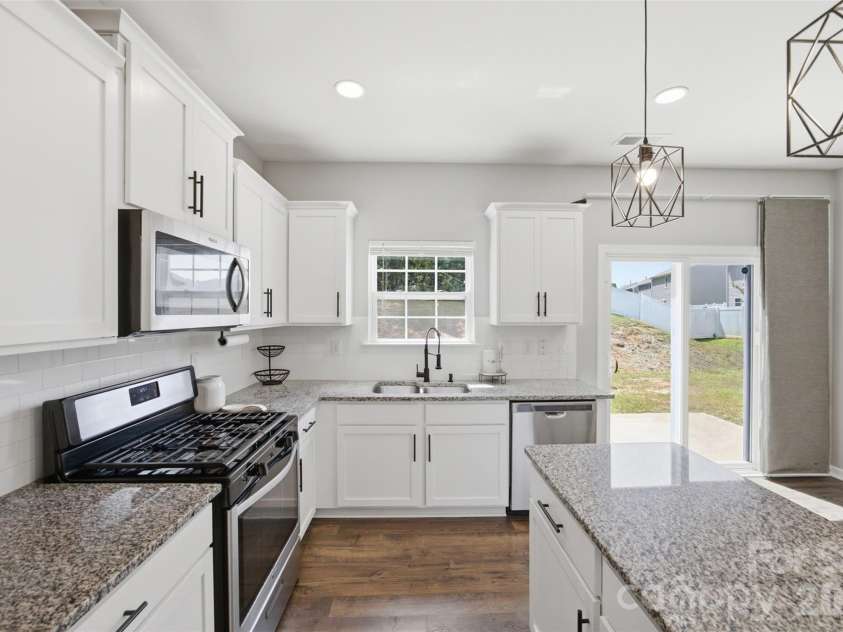 6312 Lantern Ridge Road, Charlotte, NC 28215.  MLS# CAR4417299, YatesRealty ID 46245. Kitchen