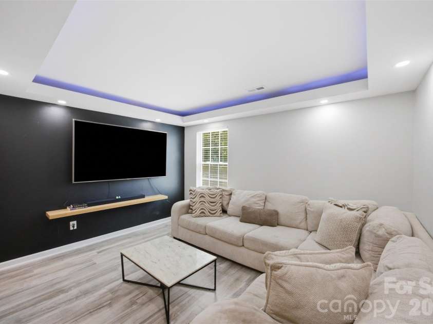 6312 Lantern Ridge Road, Charlotte, NC 28215.  MLS# CAR4417299, YatesRealty ID 46245. Loft