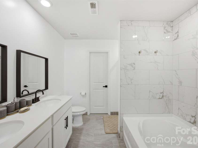 6312 Lantern Ridge Road, Charlotte, NC 28215.  MLS# CAR4417299, YatesRealty ID 46245. Primary Bathroom