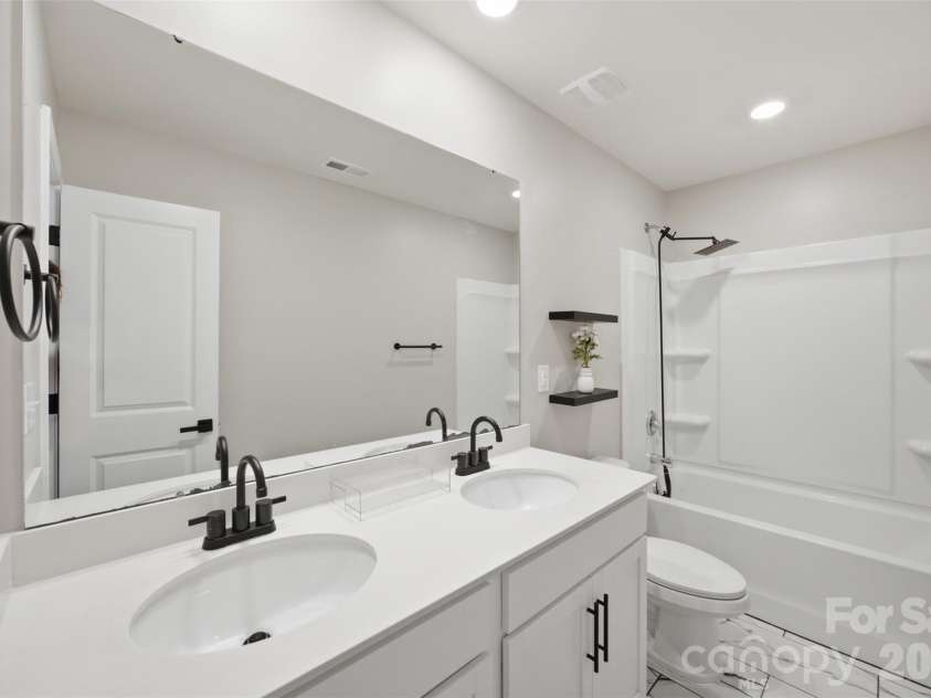 6312 Lantern Ridge Road, Charlotte, NC 28215.  MLS# CAR4417299, YatesRealty ID 46245. Secondary Bathroom
