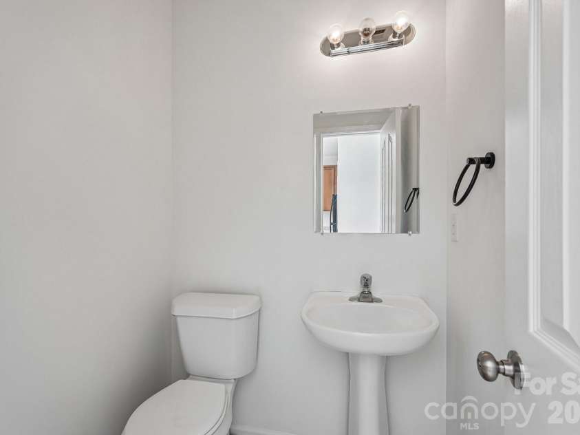 13211 Calloway Glen Drive, Charlotte, NC 28273.  MLS# CAR4415047, YatesRealty ID 46248. Half Bathroom Level 2