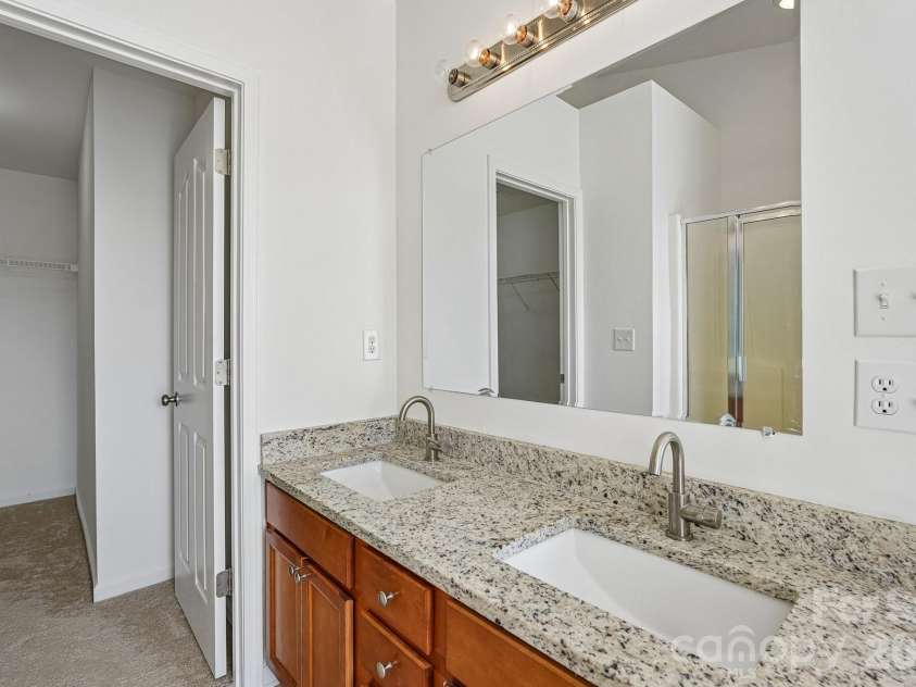 13211 Calloway Glen Drive, Charlotte, NC 28273.  MLS# CAR4415047, YatesRealty ID 46248. Owners Bathroom