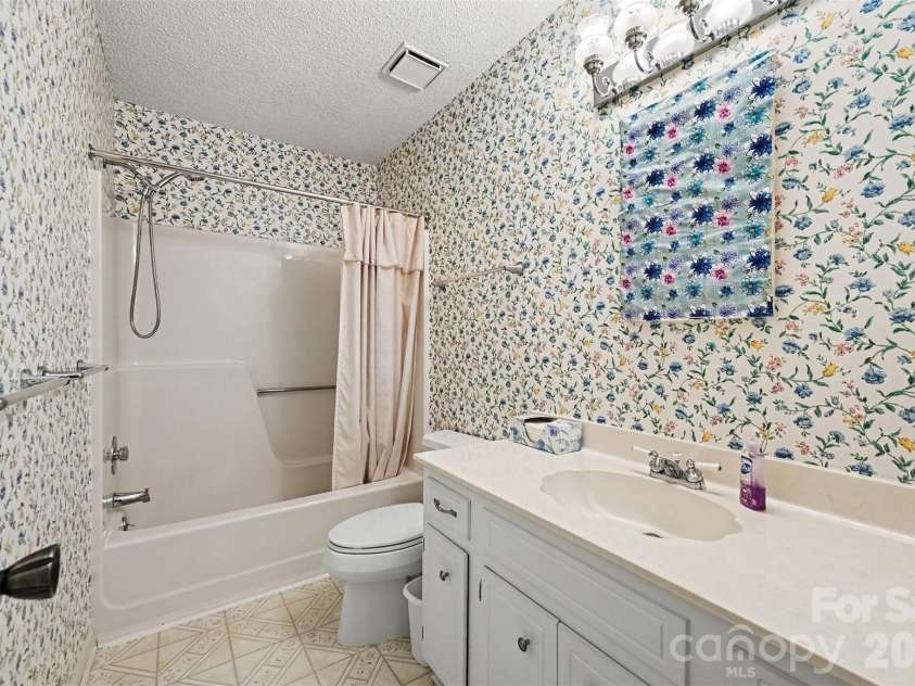 8248 Oakley Lane, Charlotte, NC 28270.  MLS# CAR4417219, YatesRealty ID 46249. Full bathroom