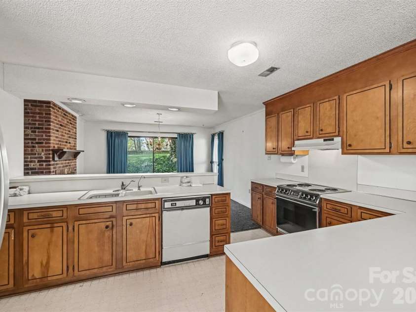 8248 Oakley Lane, Charlotte, NC 28270.  MLS# CAR4417219, YatesRealty ID 46249. Kitchen overlooking dining area