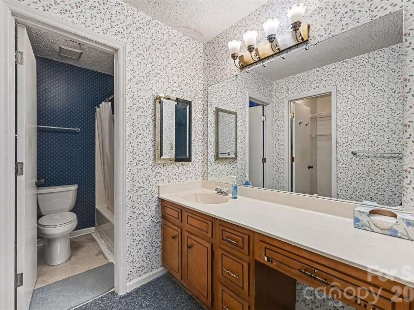 8248 Oakley Lane, Charlotte, NC 28270.  MLS# CAR4417219, YatesRealty ID 46249. Primary full bath