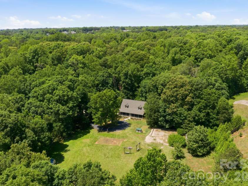 195 Azalea Road, Mooresville, NC 28115.  MLS# CAR4381056, YatesRealty ID 46251. Gorgeous setting