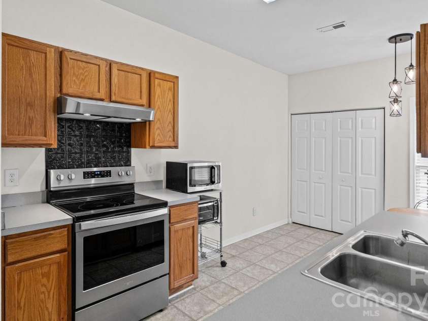 4313 Eaves Lane, Charlotte, NC 28215.  MLS# CAR4413642, YatesRealty ID 46253. 