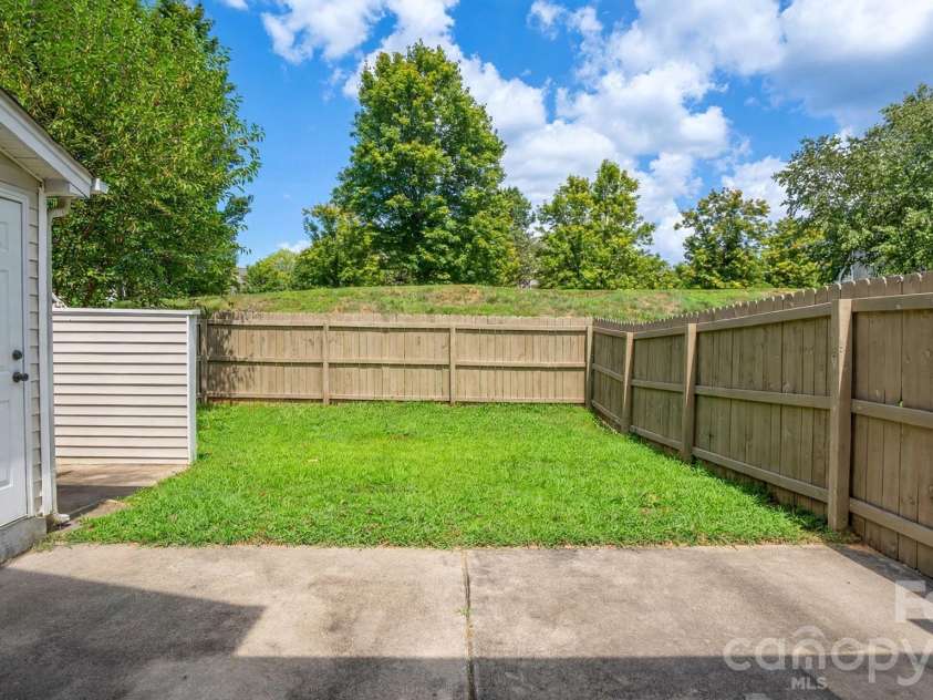 4313 Eaves Lane, Charlotte, NC 28215.  MLS# CAR4413642, YatesRealty ID 46253. 